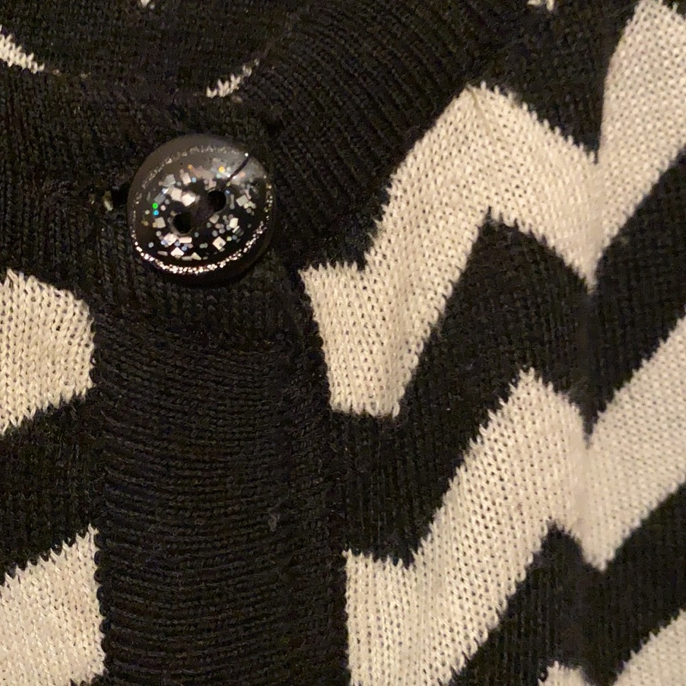 Beautiful zig zag sweater. - Picture 2 of 3